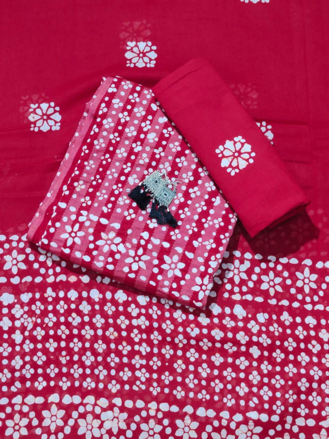

Farooq Dyeing Floral Printed Pure Cotton Unstitched Dress Material, Red