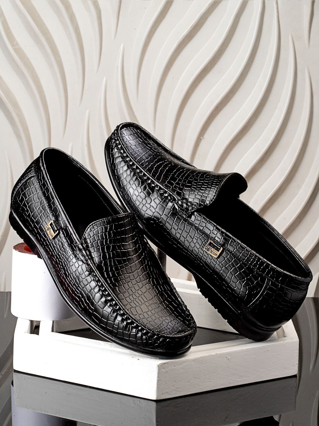 

Action Men Textured Loafers, Black