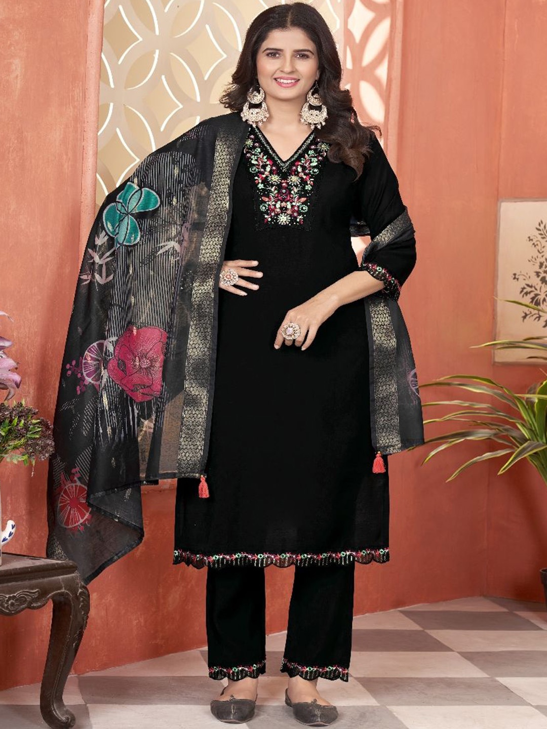 

VARNI FABRICS Women Floral Embroidered Regular Thread Work Kurta with Trousers & With Dupatta, Black