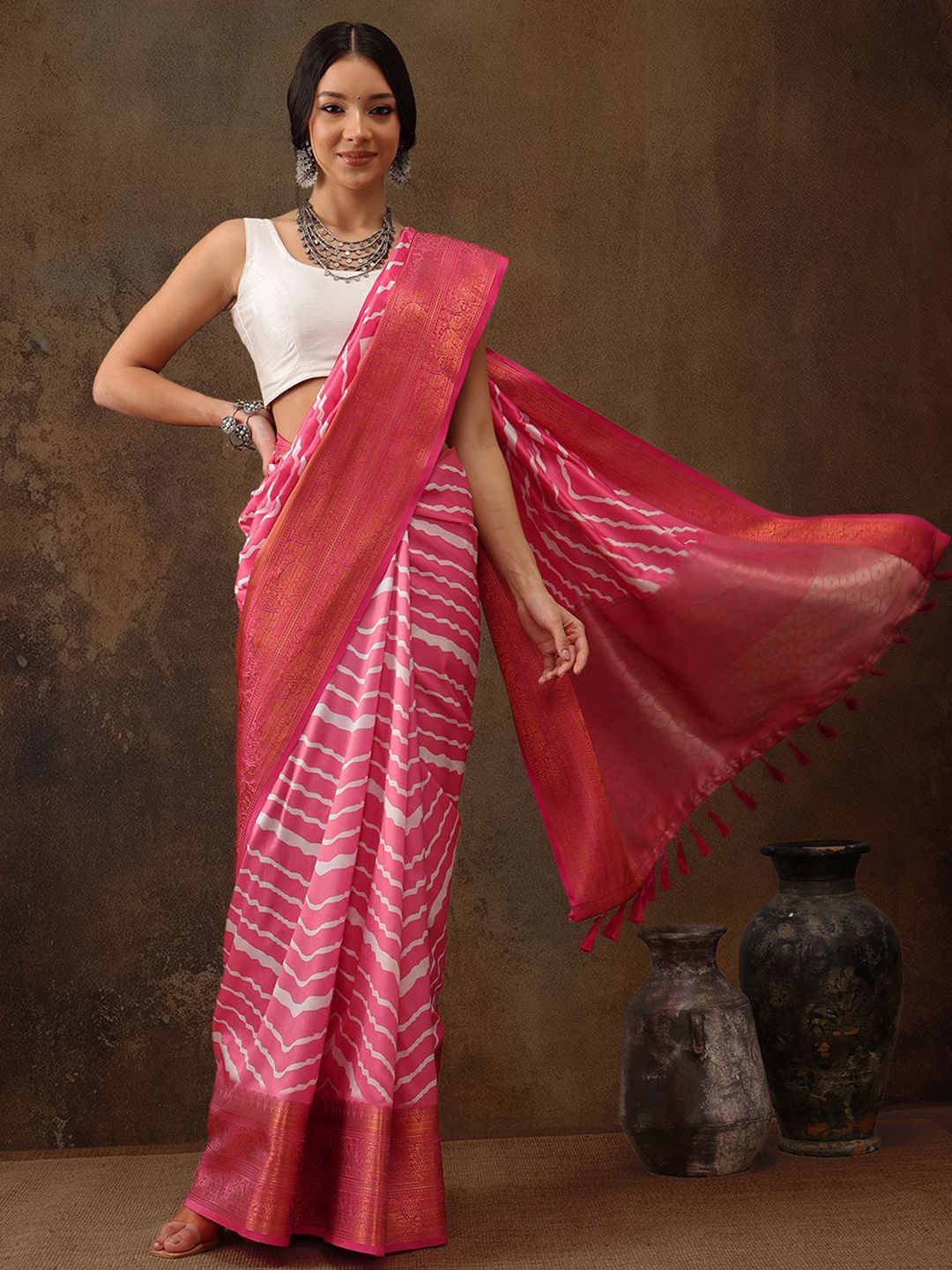 

DIVASTRI Soft Silk Leheriya Printed Saree with Zari Woven Pallu, Pink