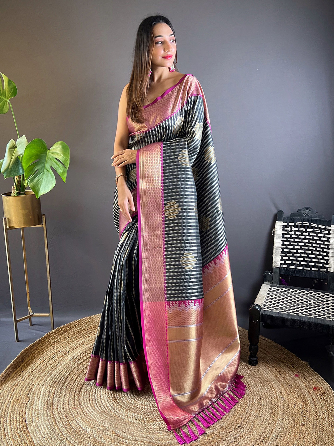 

HEER FASHION Woven Design Banarasi Saree, Black