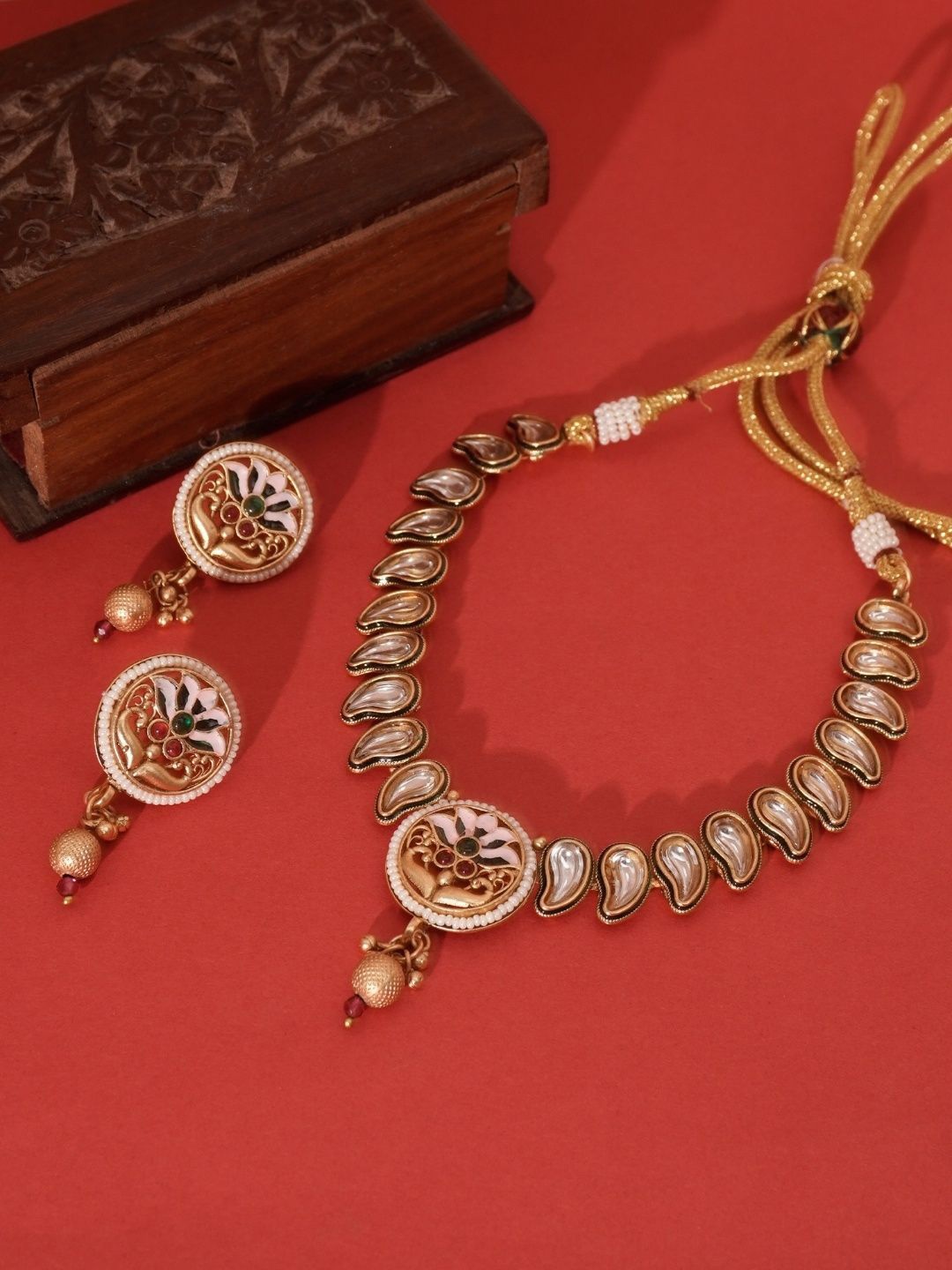 

Niscka Gold-Plated Kundan Studded Jewellery Set