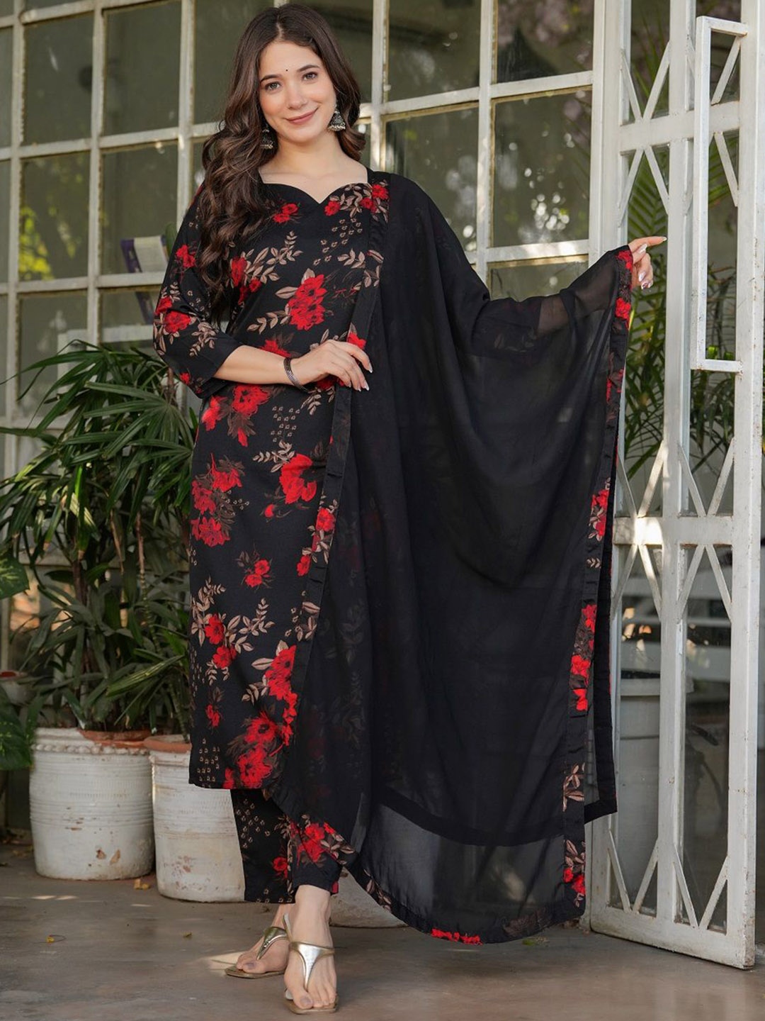 

KAUTIK FABRICS Floral Printed Sweetheart Neck Straight Kurta With Trouser And Dupatta, Black