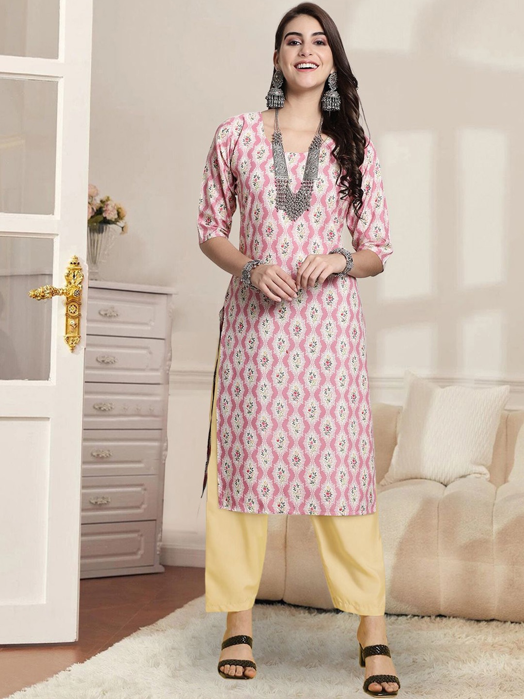 

7Threads Ethnic Motifs Printed Round Neck Straight Kurta With Trouser, Pink