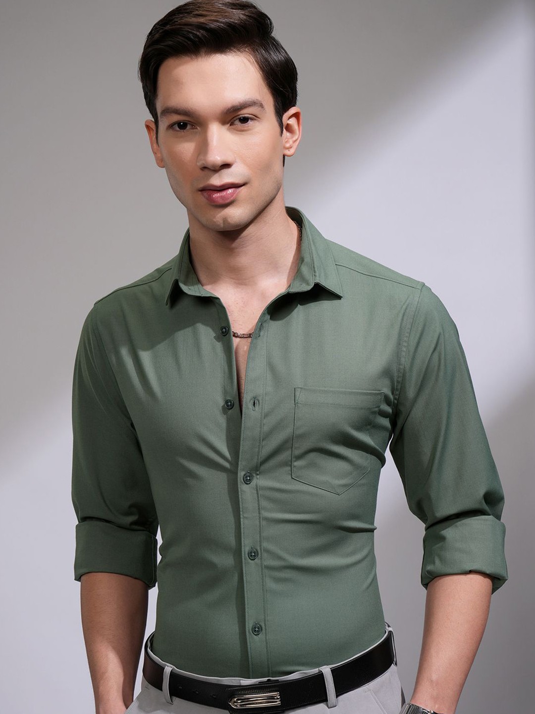 

HIGHLANDER Men Solid Occasion Shirt, Green