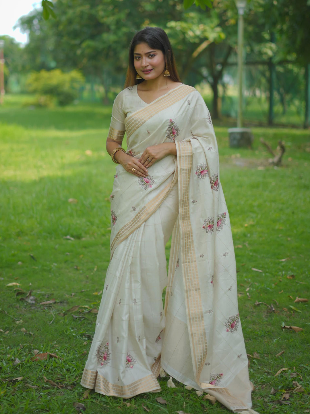 

Kandora Floral Zari Jute Silk Saree, White