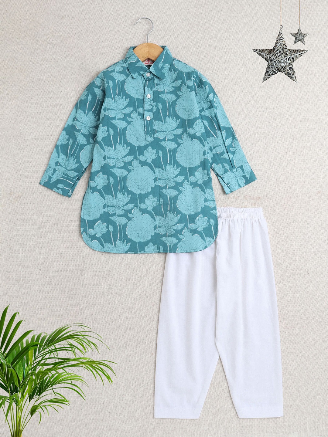 

The Magic Wand Boys Floral Printed Regular Pure Cotton Kurta with Pyjamas, Blue
