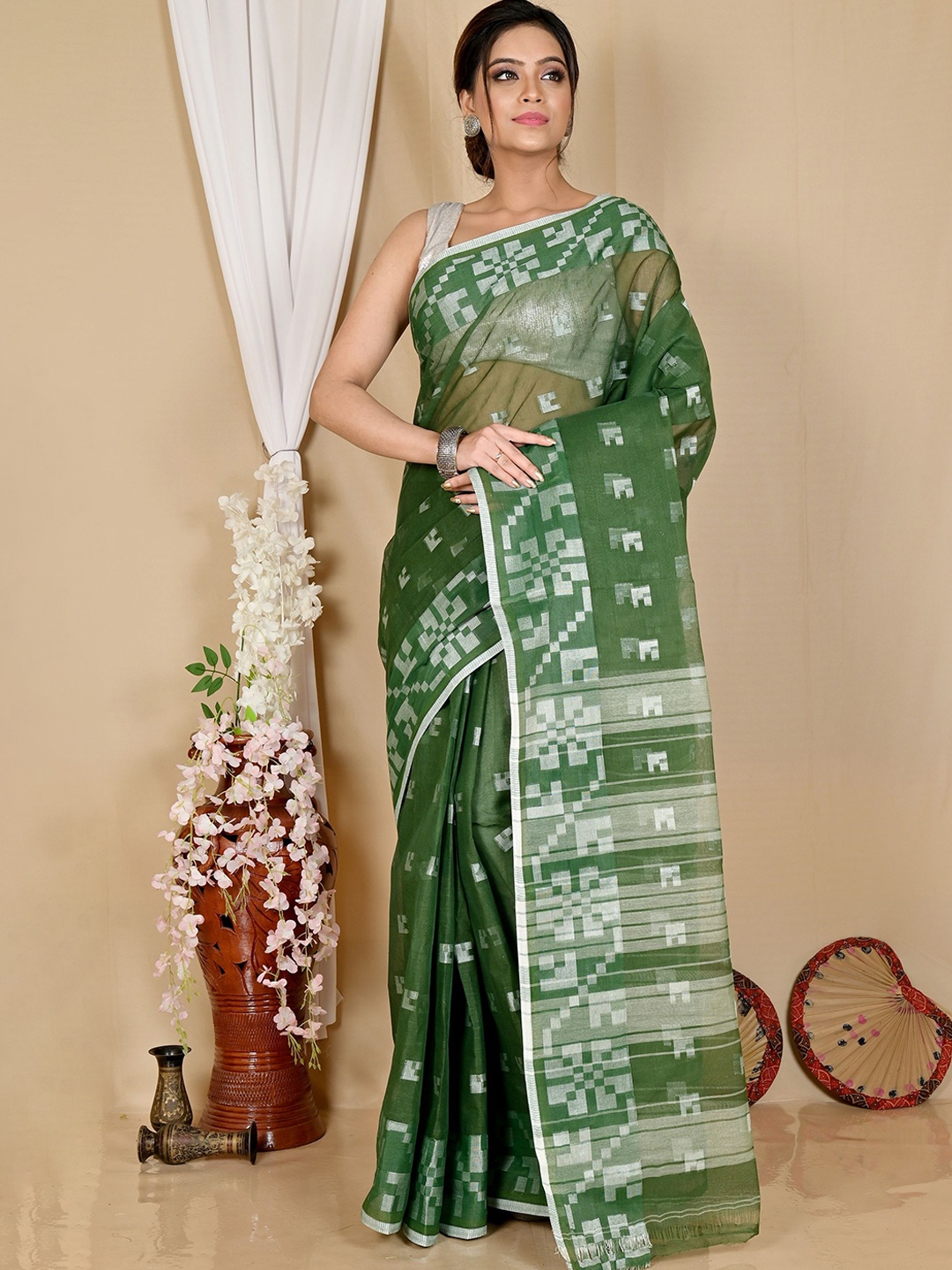 

PuJoy Geometric Woven Design Pure Cotton Taant Saree, Green