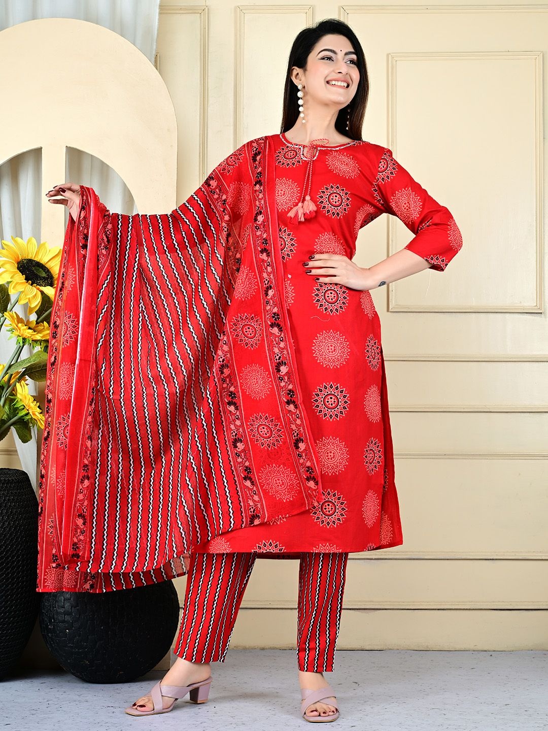 

Meena Bazaar Floral Printed Tie-Up Neck Straight Cotton Kurta With Trouser And Dupatta, Red