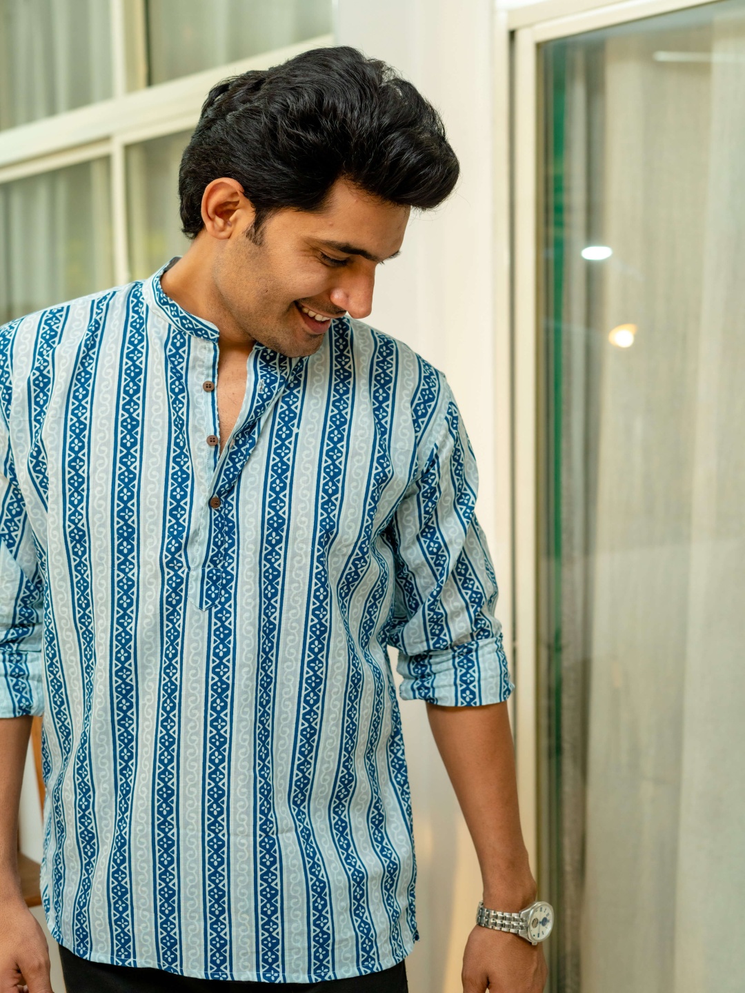

Shasak Men Printed Sequinned Kurta, Grey