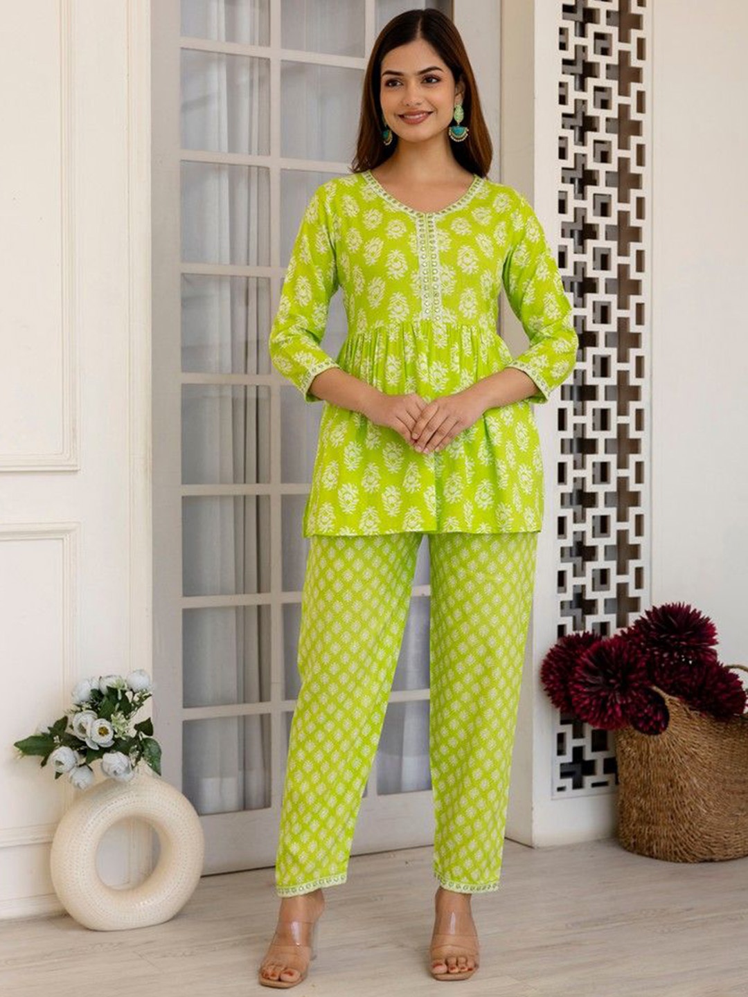 

TRENDSWILL Floral Printed V-Neck Mirror Work Kurti With Trouser, Green