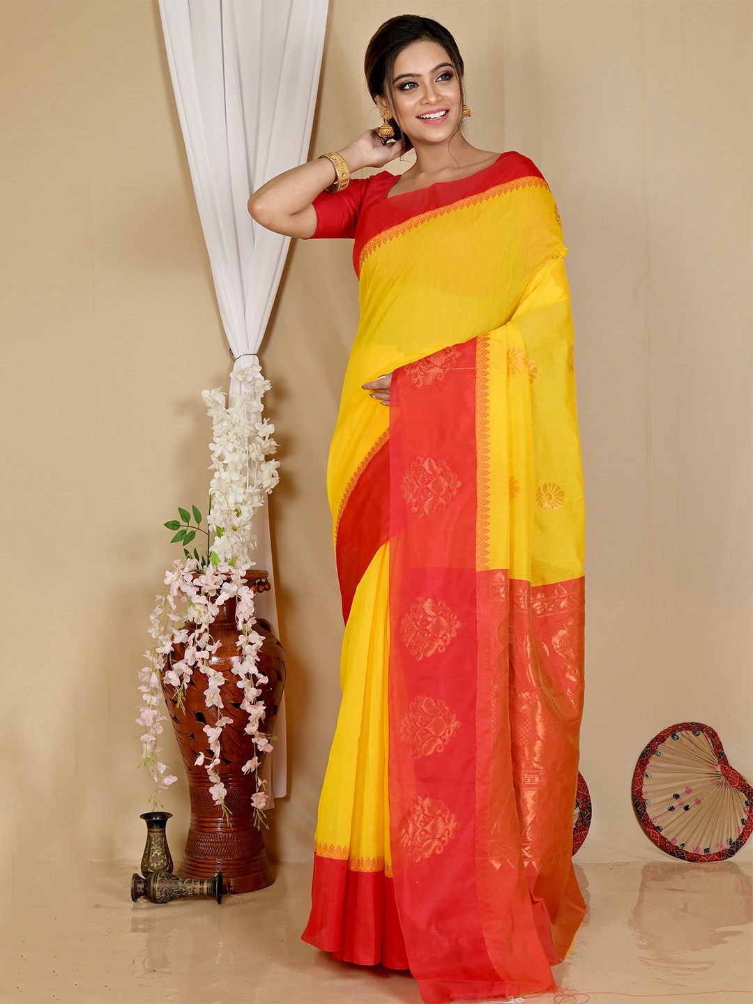 

PuJoy Handloom Taant Saree, Yellow