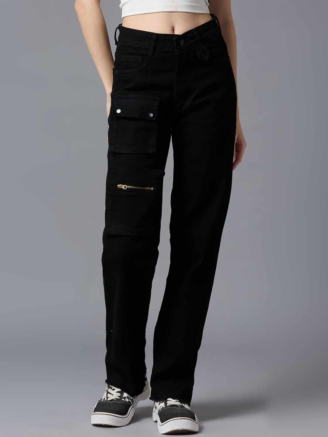 

The Roadster Lifestyle Co Women Regular Fit Mid-Rise Cargo Jeans, Black