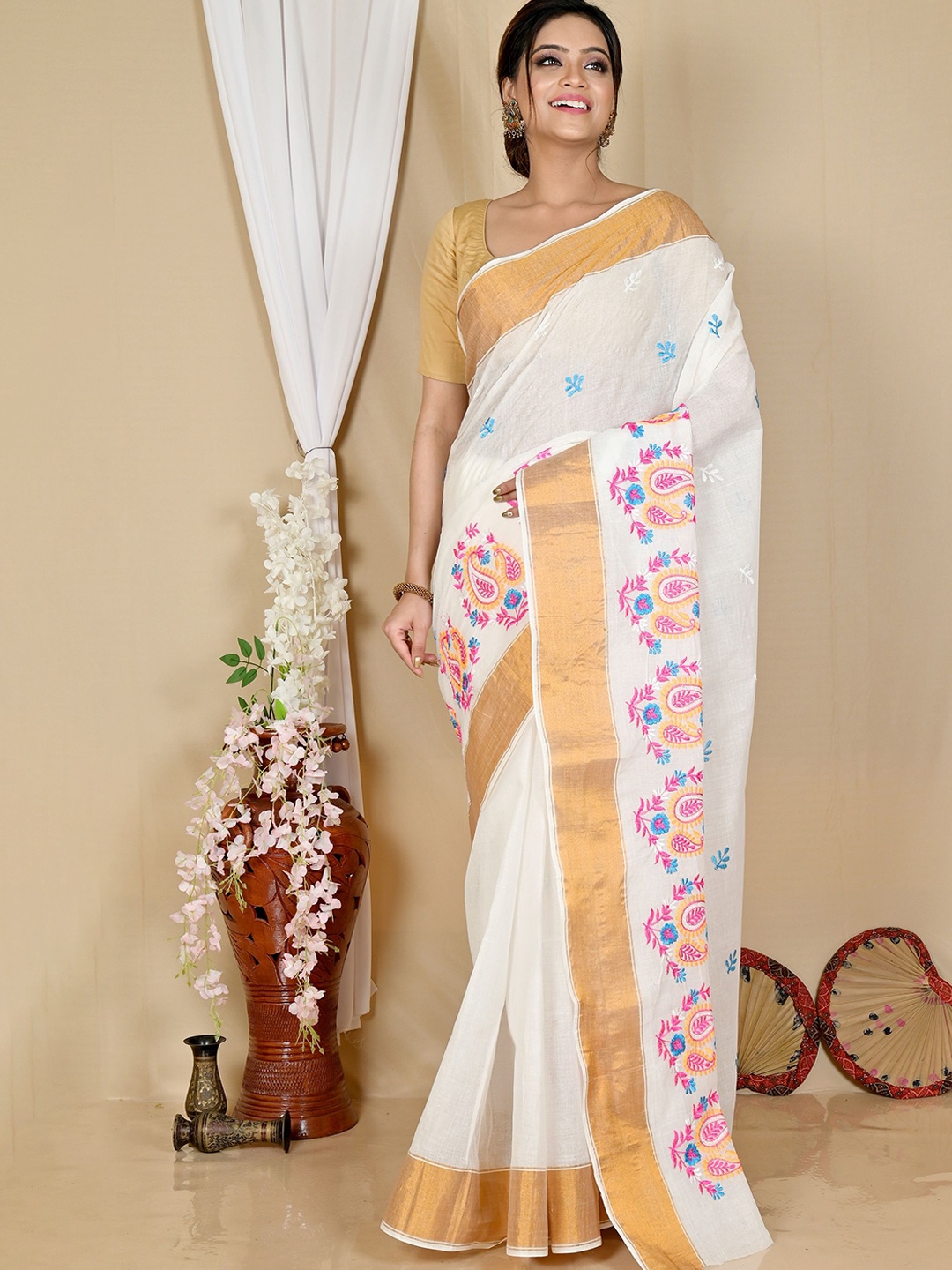 

PuJoy Ethnic Motifs Embroidered Pure Cotton Taant Saree, White