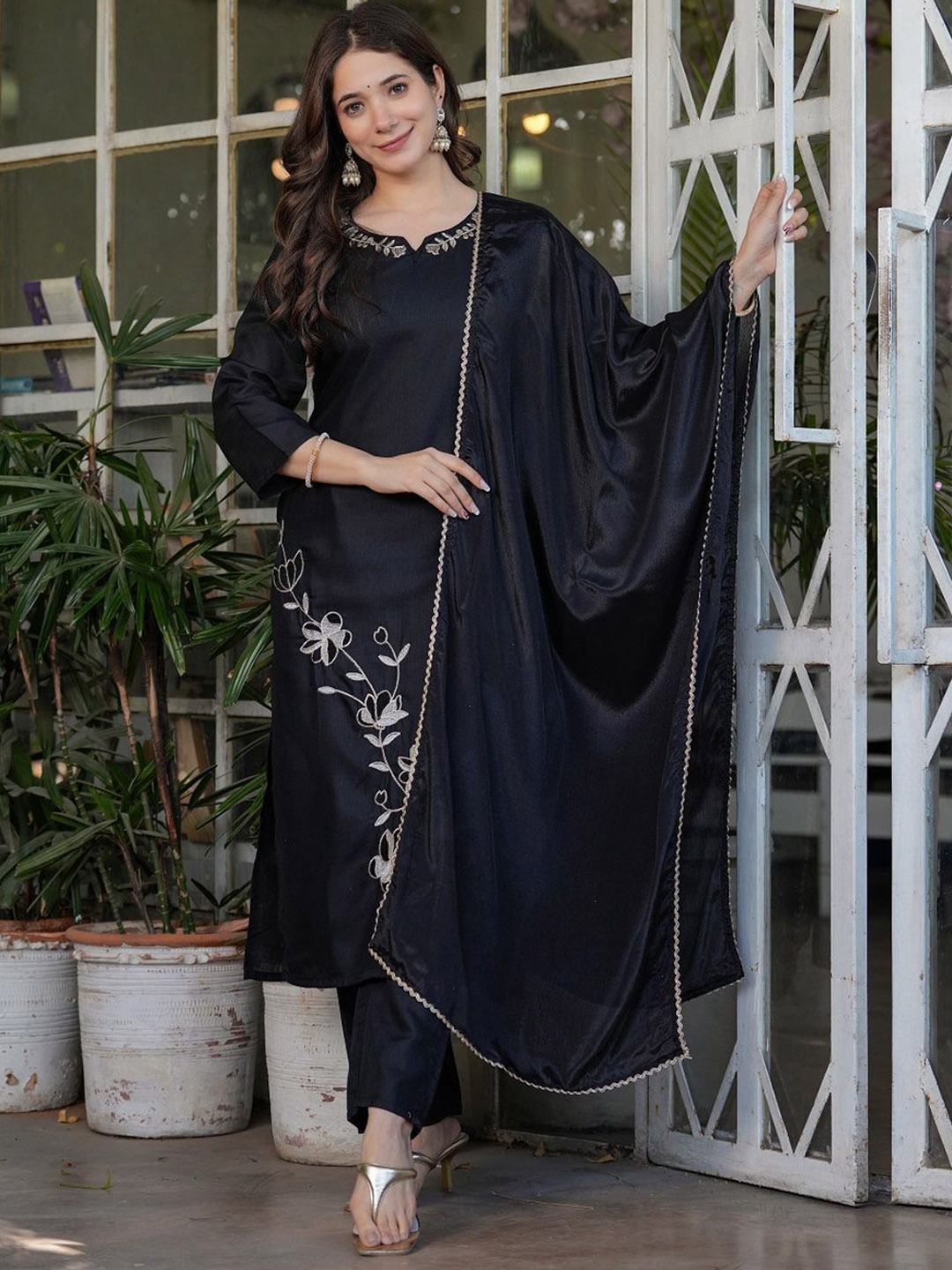 

KOTRONS Floral Embroidered Notch-Neck Straight Thread Work Kurta With Trousers And Dupatta, Black