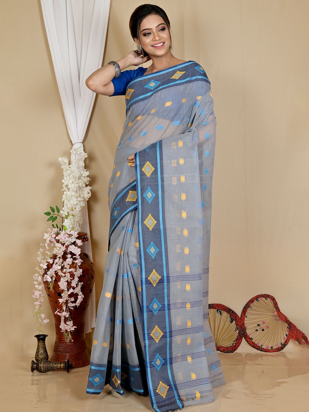

PuJoy Geometric Woven Design Pure Cotton Taant Saree, Grey