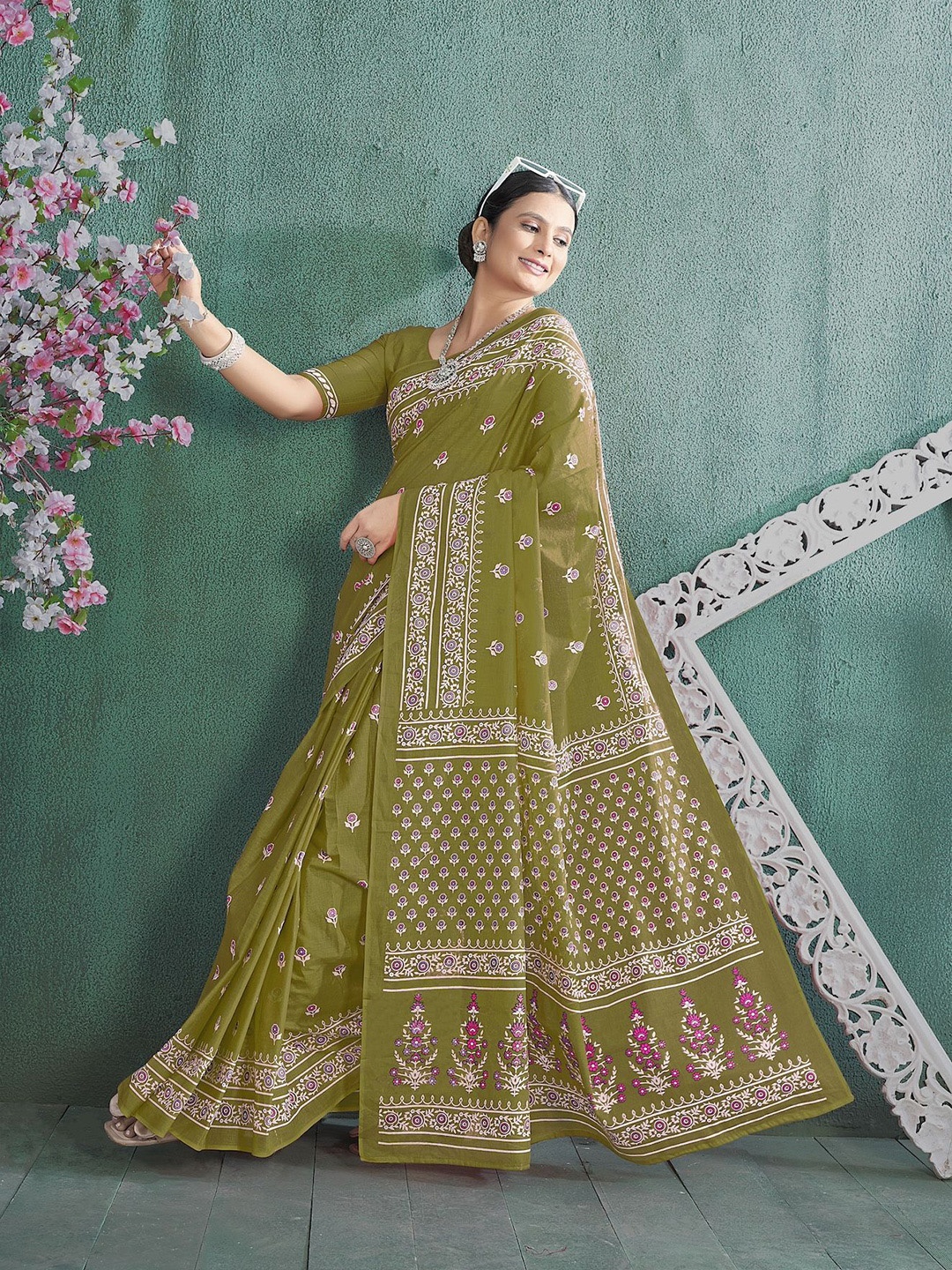 

HERE&NOW Floral Printed Pure Cotton Ikat Saree, Green