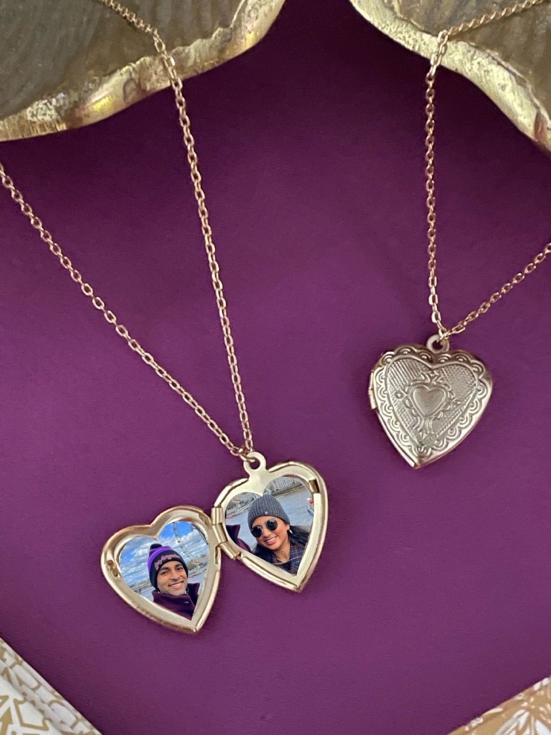 

Digital Dress Room Gold-Plated Heart Shaped Pendants with Chains