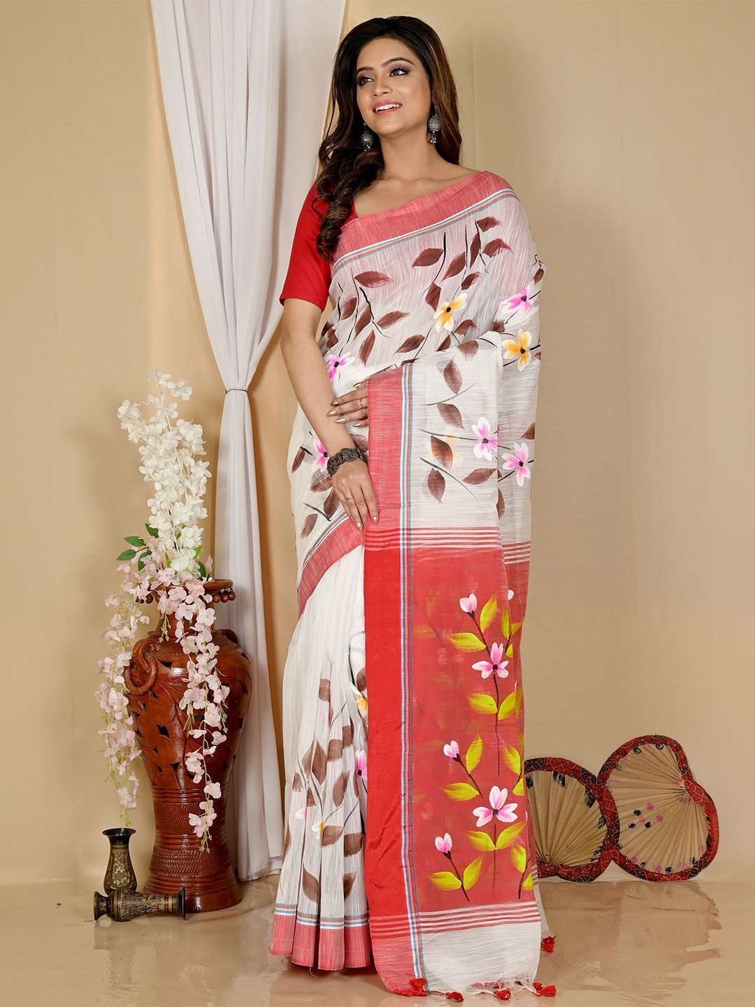 

PuJoy Floral Printed Taant Saree, White