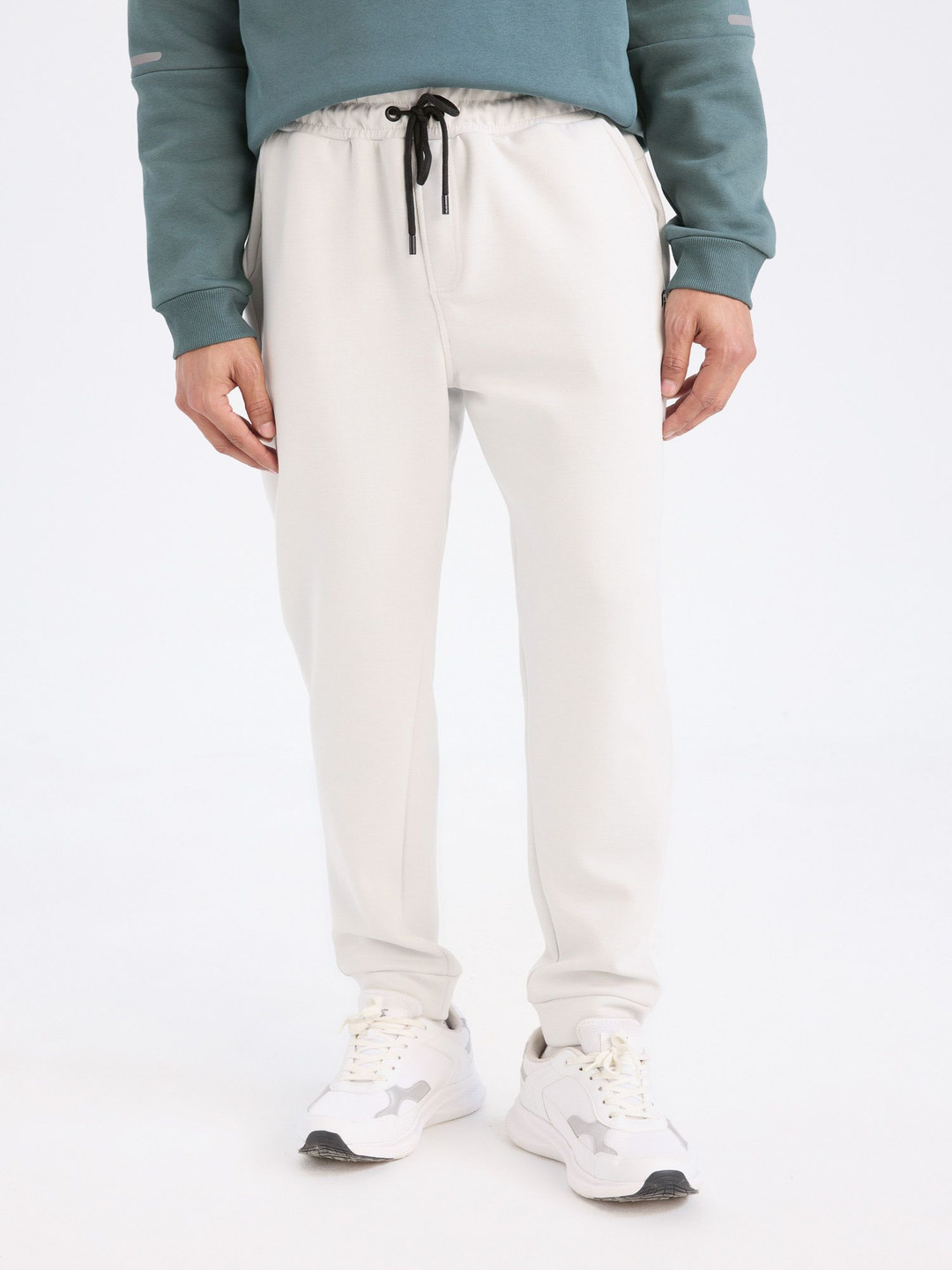 

DeFacto Men Regular Fit Mid-Rise Trousers, Na