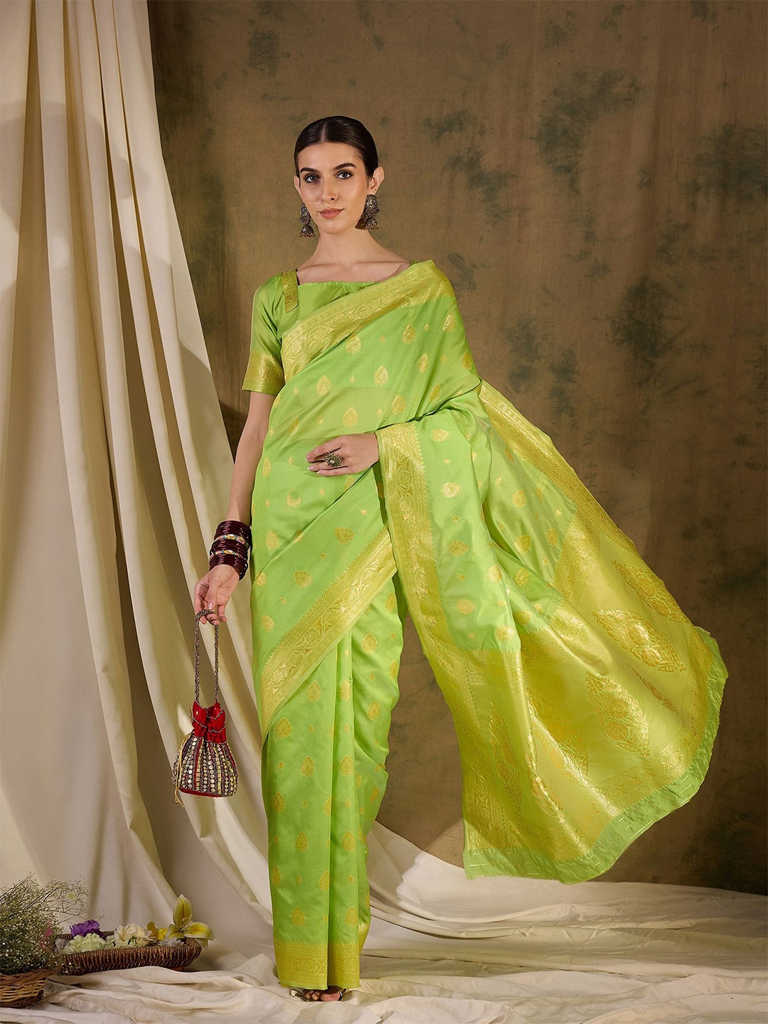 

DEVATITHI Ethnic Motifs Zari Silk Blend Banarasi Saree, Green