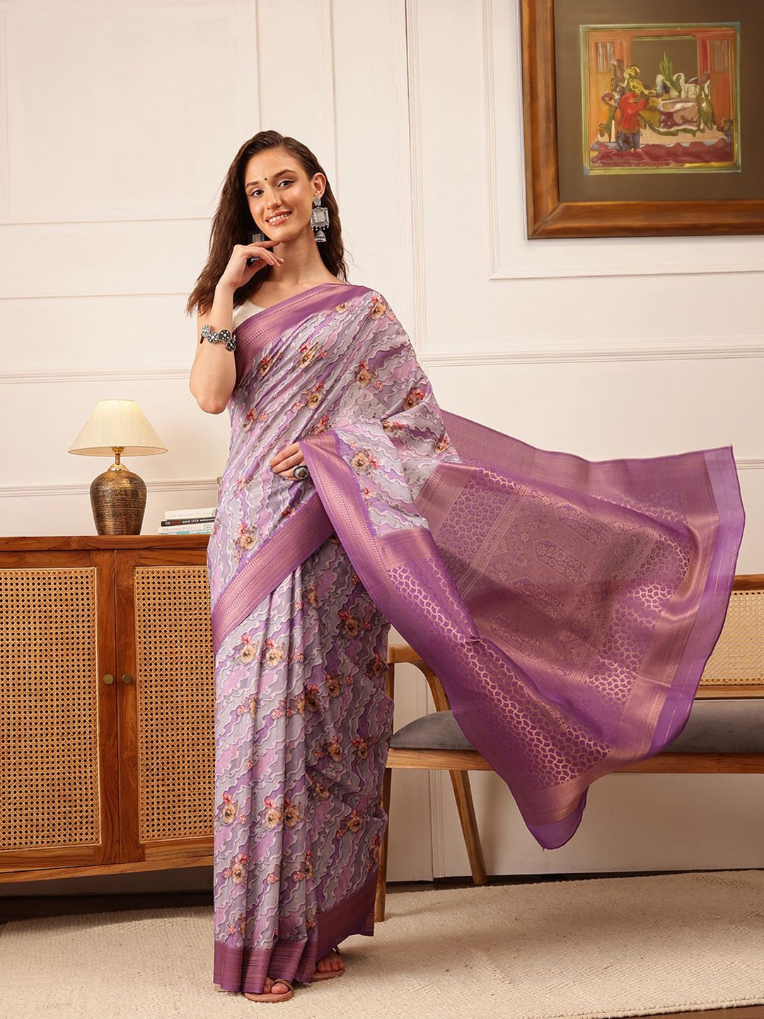 

DIVASTRI Floral Digital Printed Crepe Saree with Woven Border & Pallu, Lavender