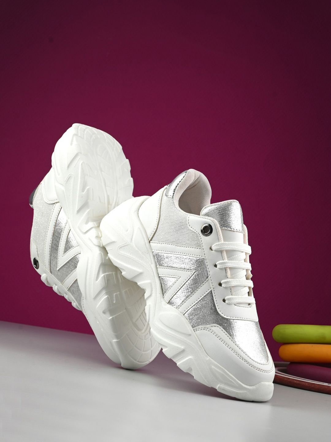 

The Roadster Lifestyle Co. Women Casual Sneakers, White