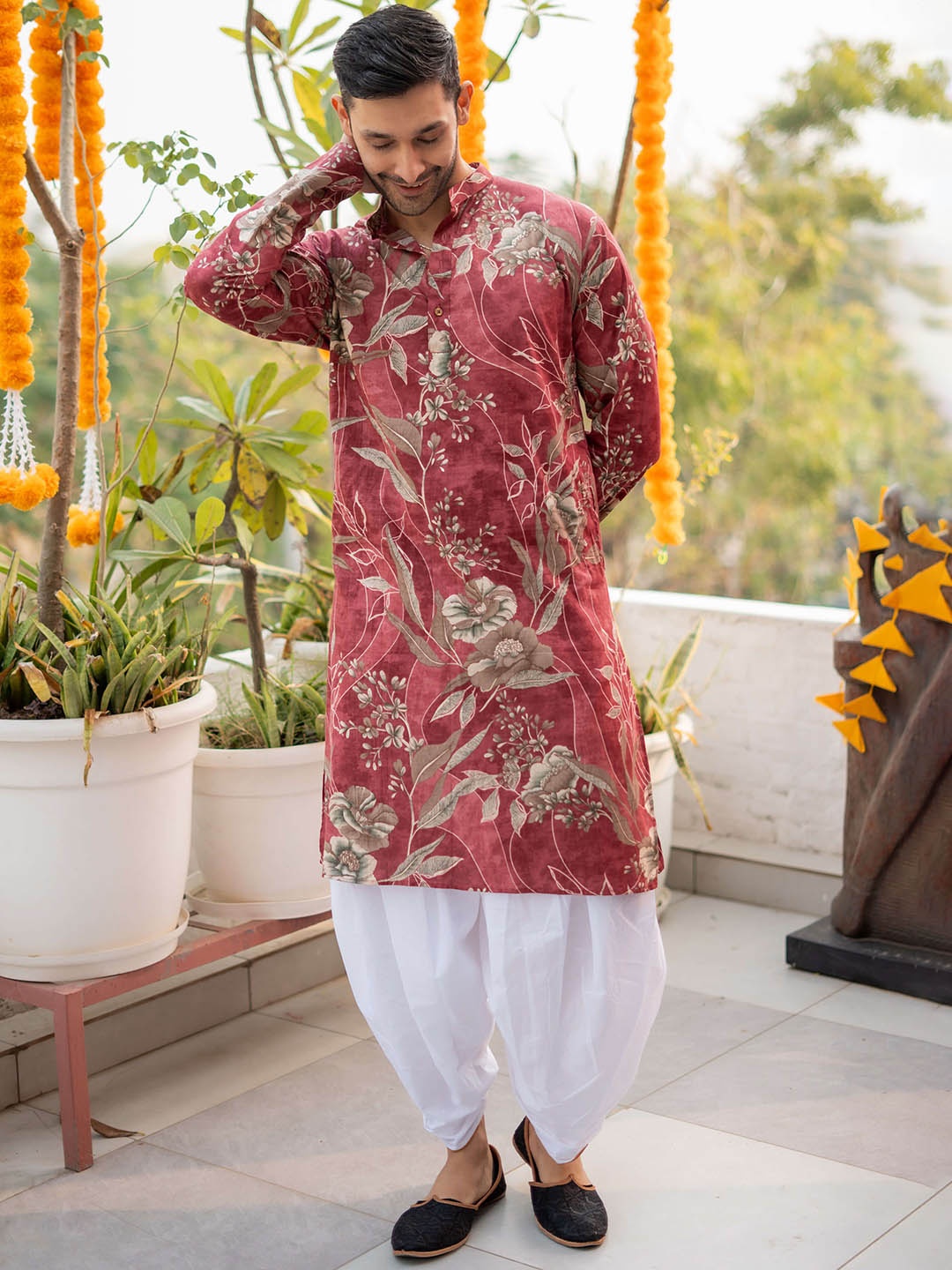 

Shasak Floral Printed Mandarin Collar Cotton Straight Kurta, Red