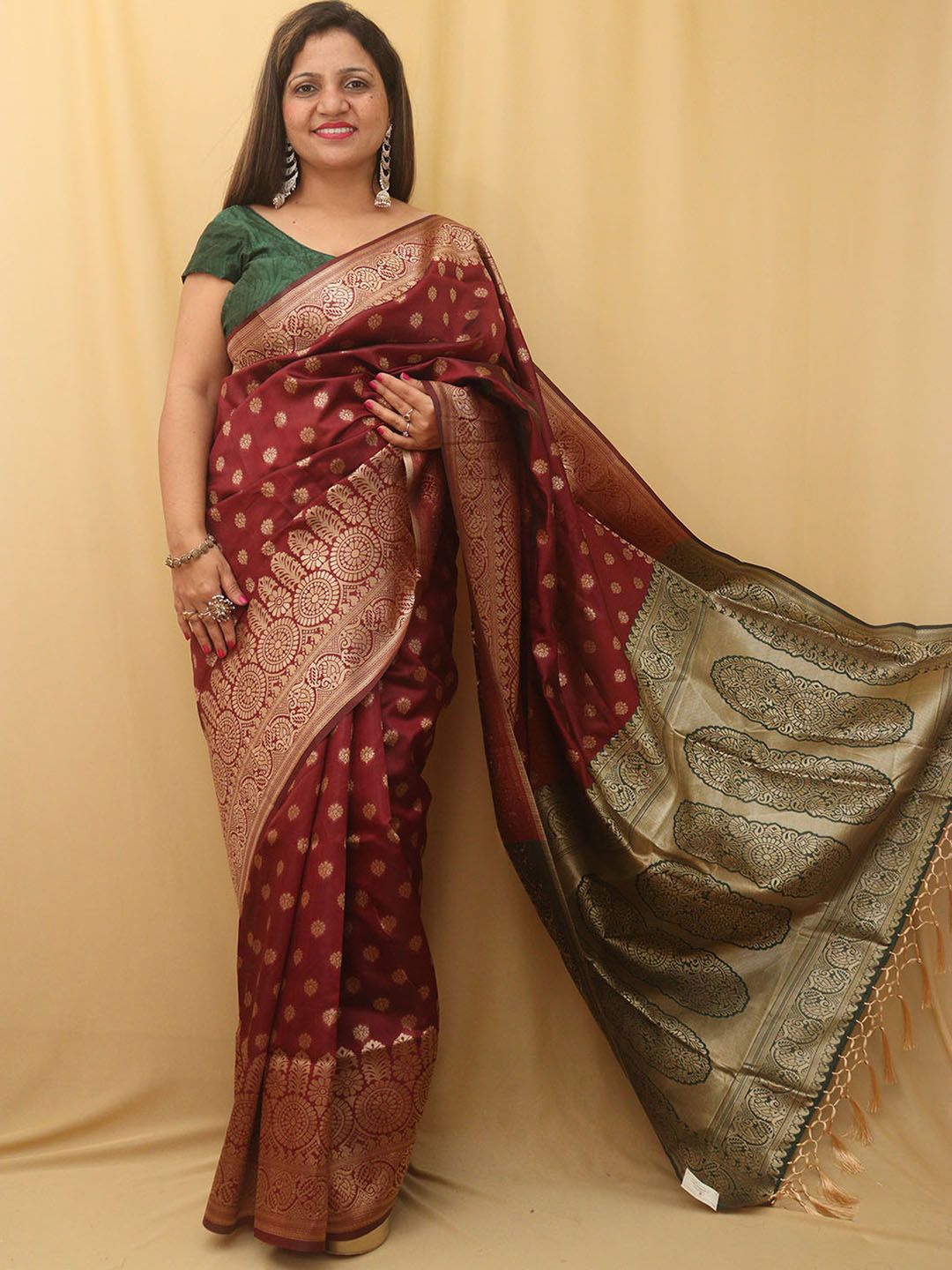 

Luxurionworld Woven Design Zari Banarasi Saree, Maroon