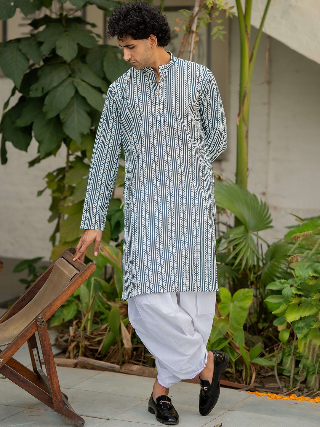 

Shasak Geometric Printed Mandarin Collar Cotton Straight Kurta, White