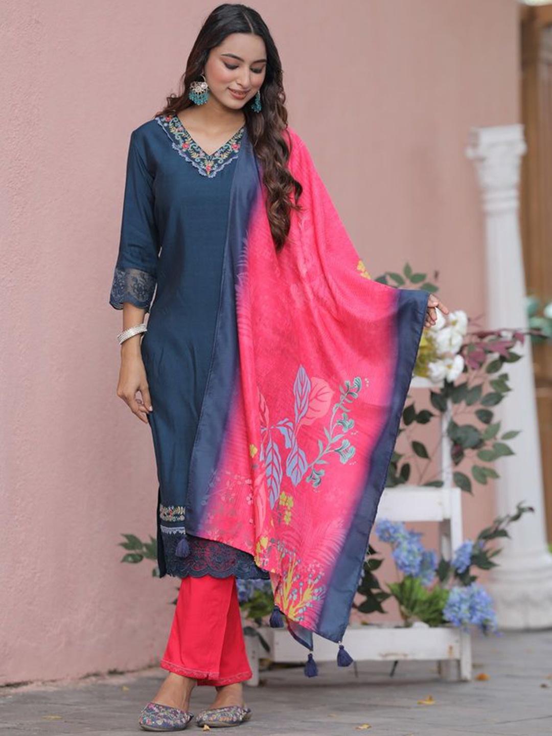 

KODILA ENTERPRISE Women Floral Embroidered Regular Kurta with Trousers & With Dupatta, Blue