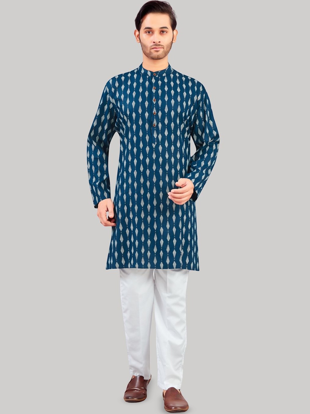 

Studio Shringaar Floral Printed Cotton Mandarin Collar Straight Kurta, Navy blue