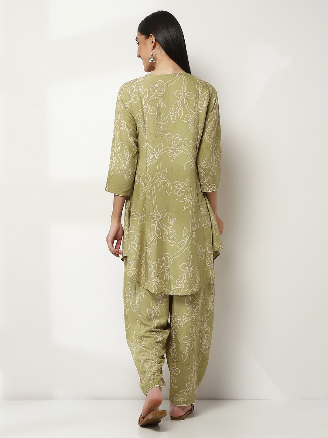 

Rangriti Floral Printed Notch Neck Sequinned A-Line Tunic With Trouser, Green