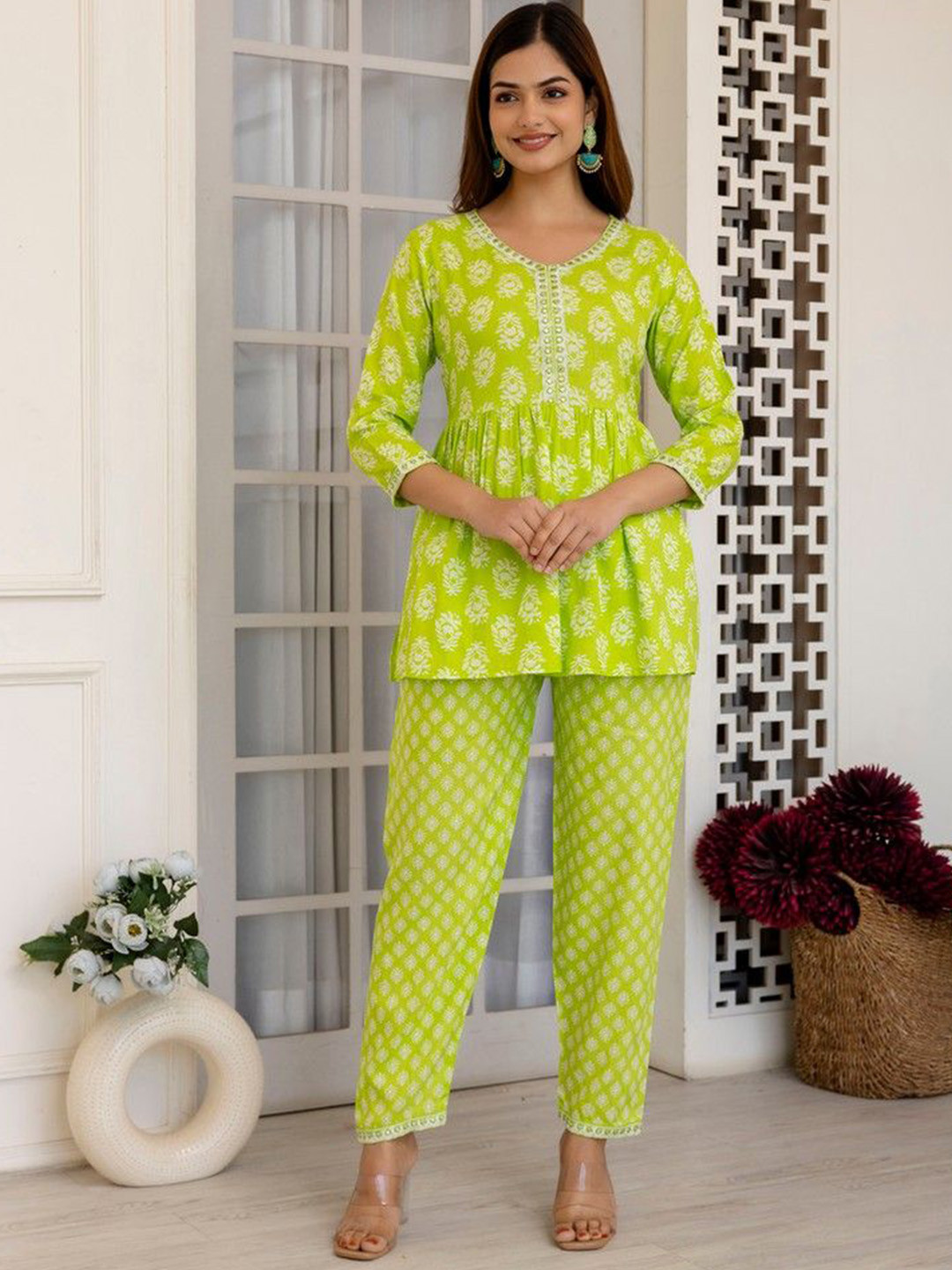 

TRENDSWILL Women Floral Embroidered Regular Kurti with Trousers, Pink