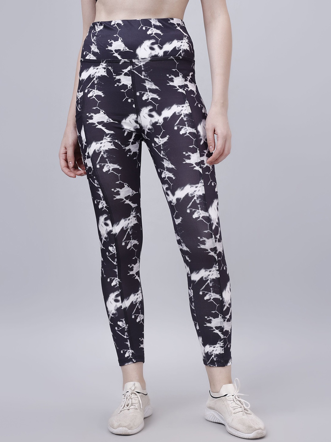 

POOJARAN SAREE Women Printed High Rise Tights, Black