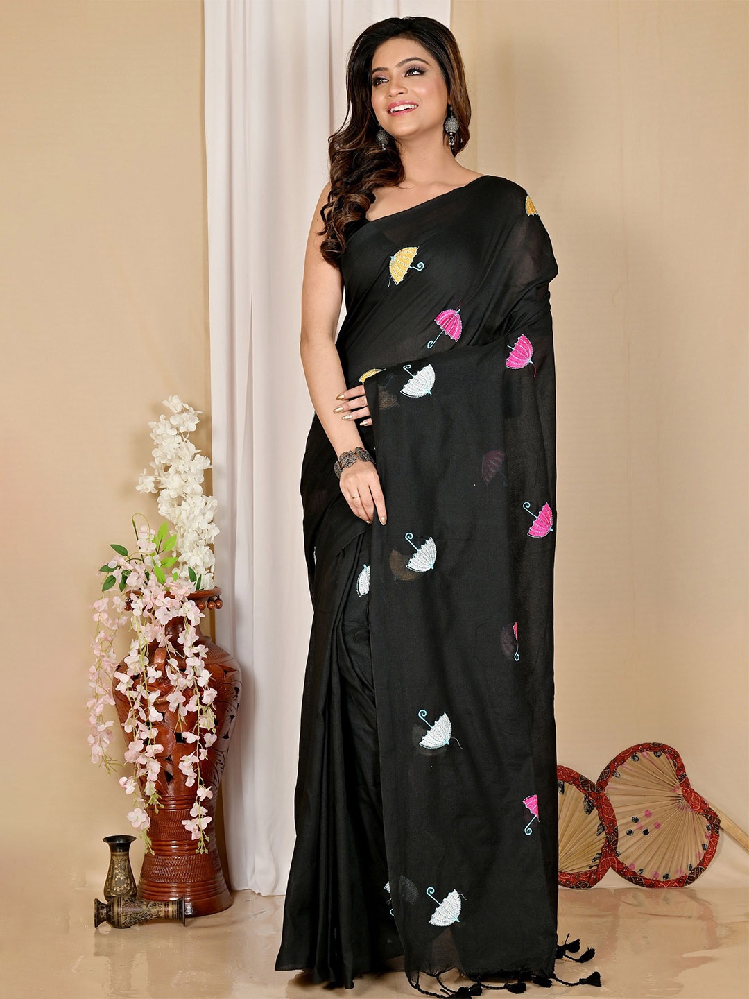 

PuJoy Embellished Pure Cotton Taant Saree, Black