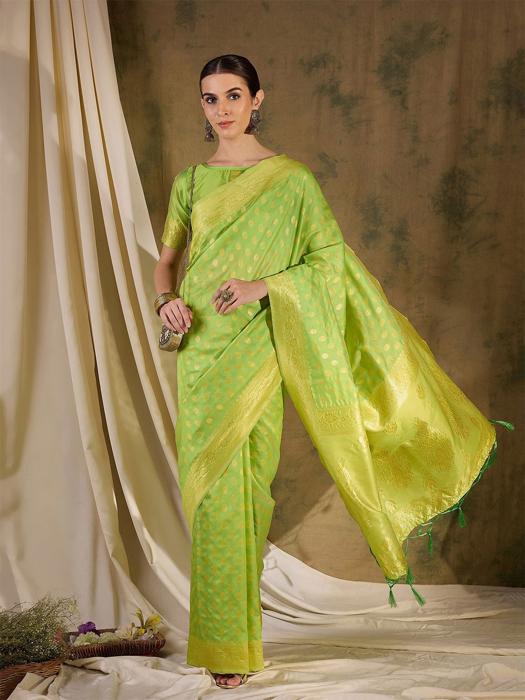 

DEVATITHI Ethnic Motifs Zari Silk Blend Banarasi Saree, Green