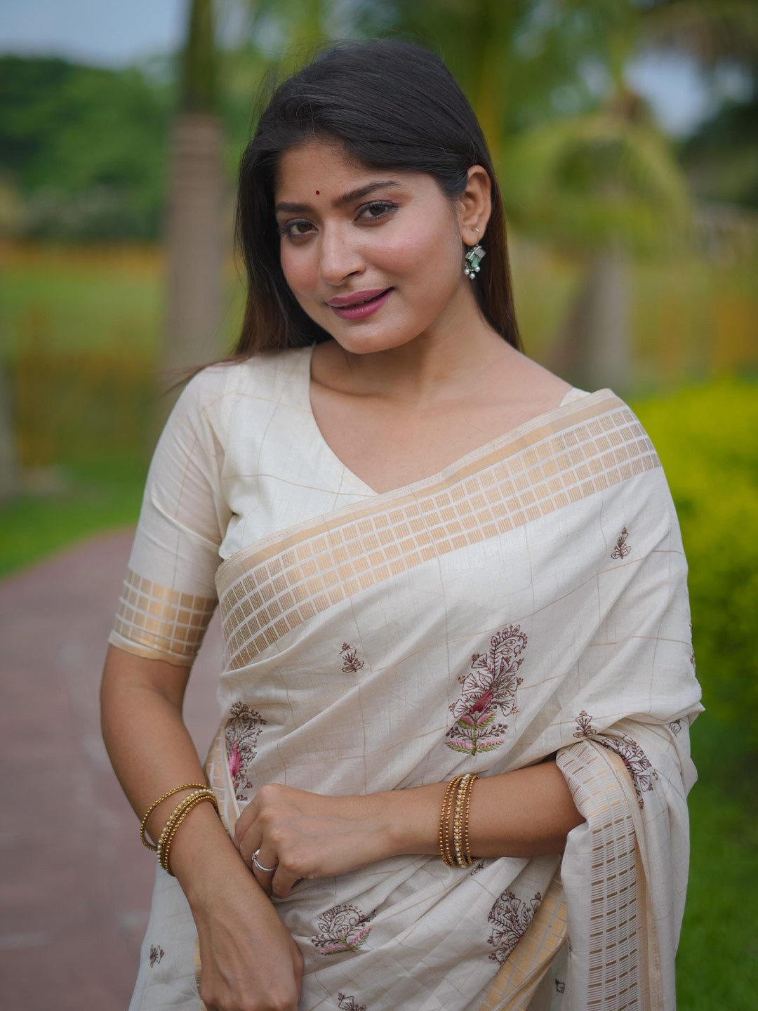 

Kandora Floral Embroidered Zari Saree, White