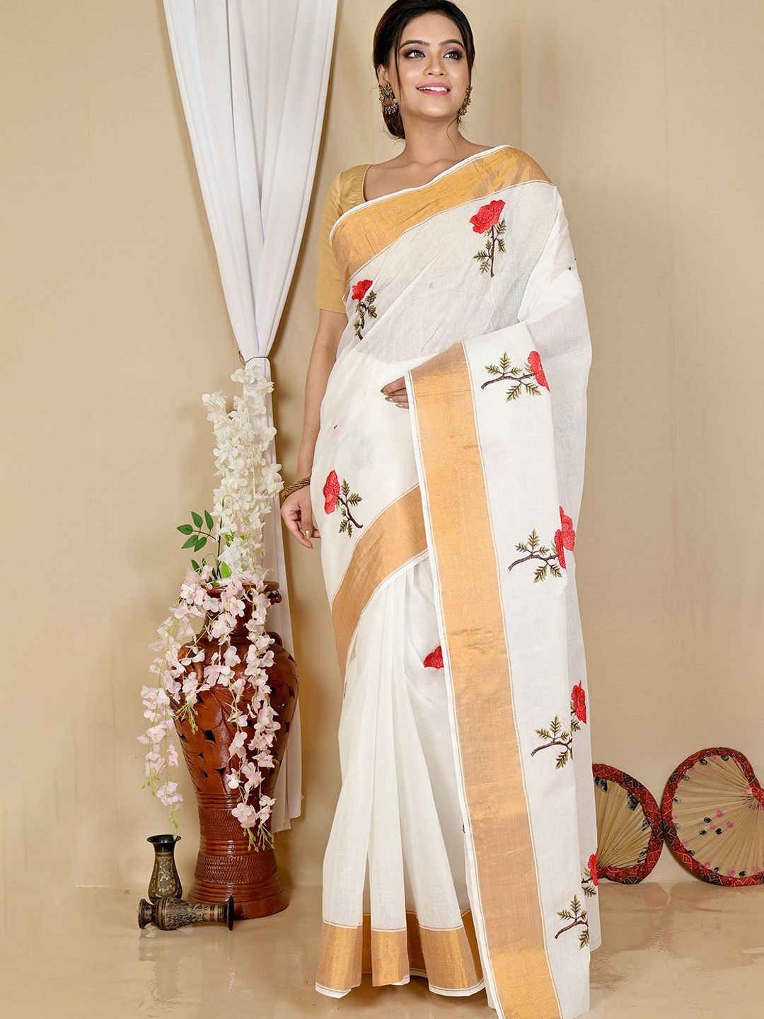 

PuJoy Floral Printed Pure Cotton Taant Saree, White