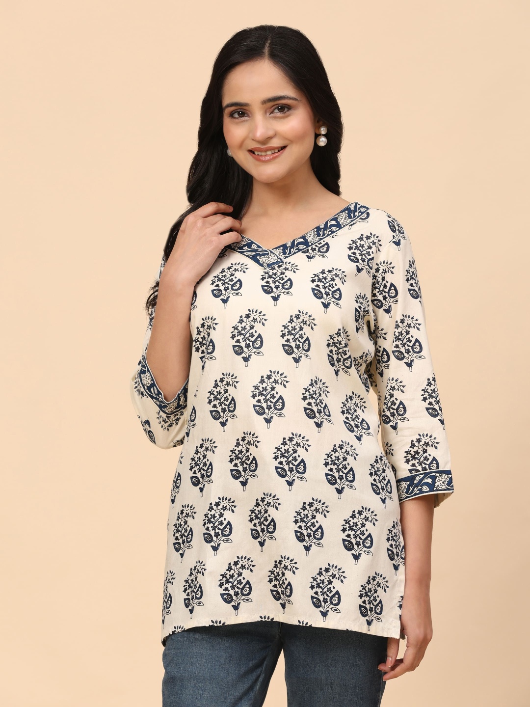 

Intizer Ethnic Motifs Printed V-Neck Kurta, Cream