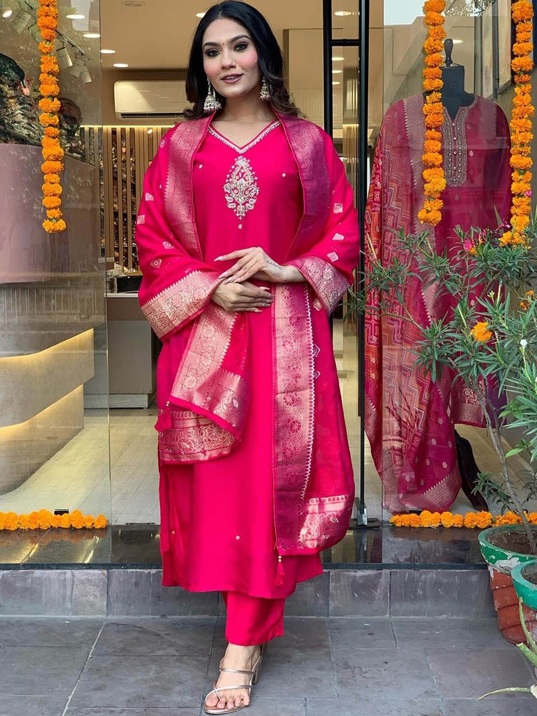 

DIVASTRI Paisley Embroidered V-Neck Straight Kurta With Trousers & Dupatta, Pink