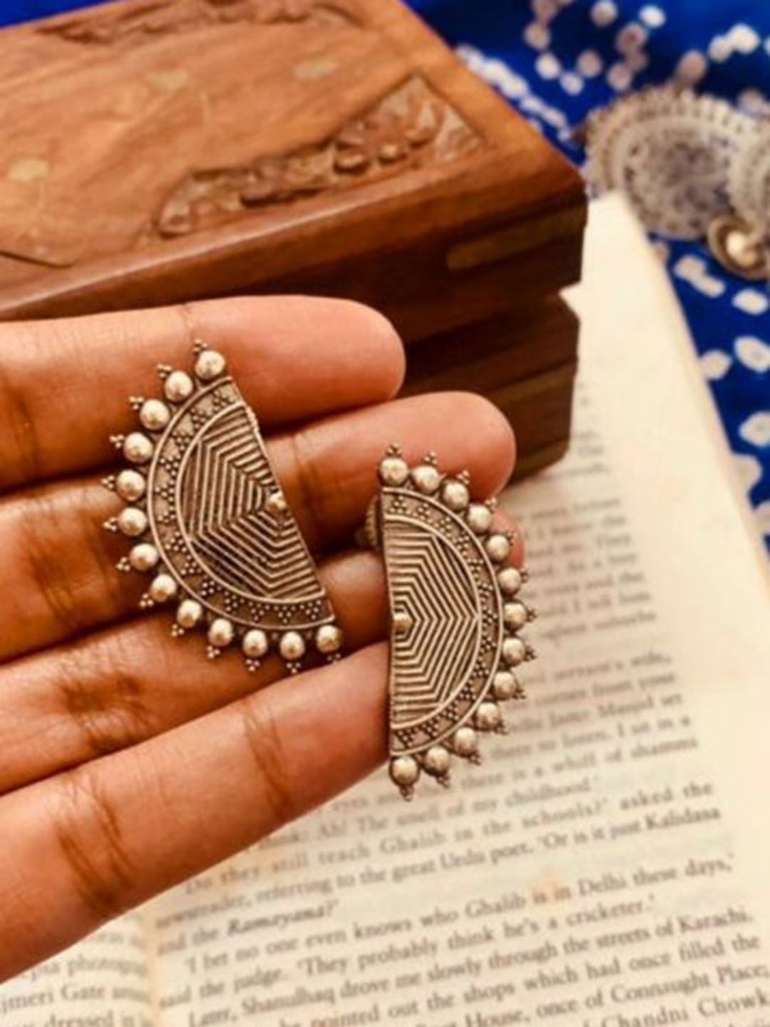 

Janpath Online Oxidised Geometric Shaped Studds, Silver