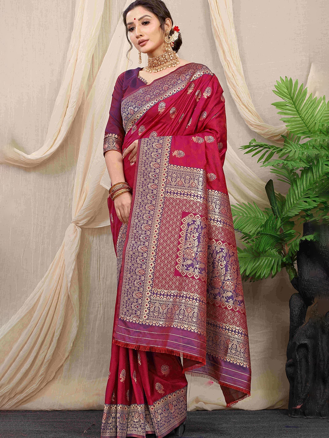 

amirat Woven Design Zari Pure Silk Banarasi Saree, Magenta