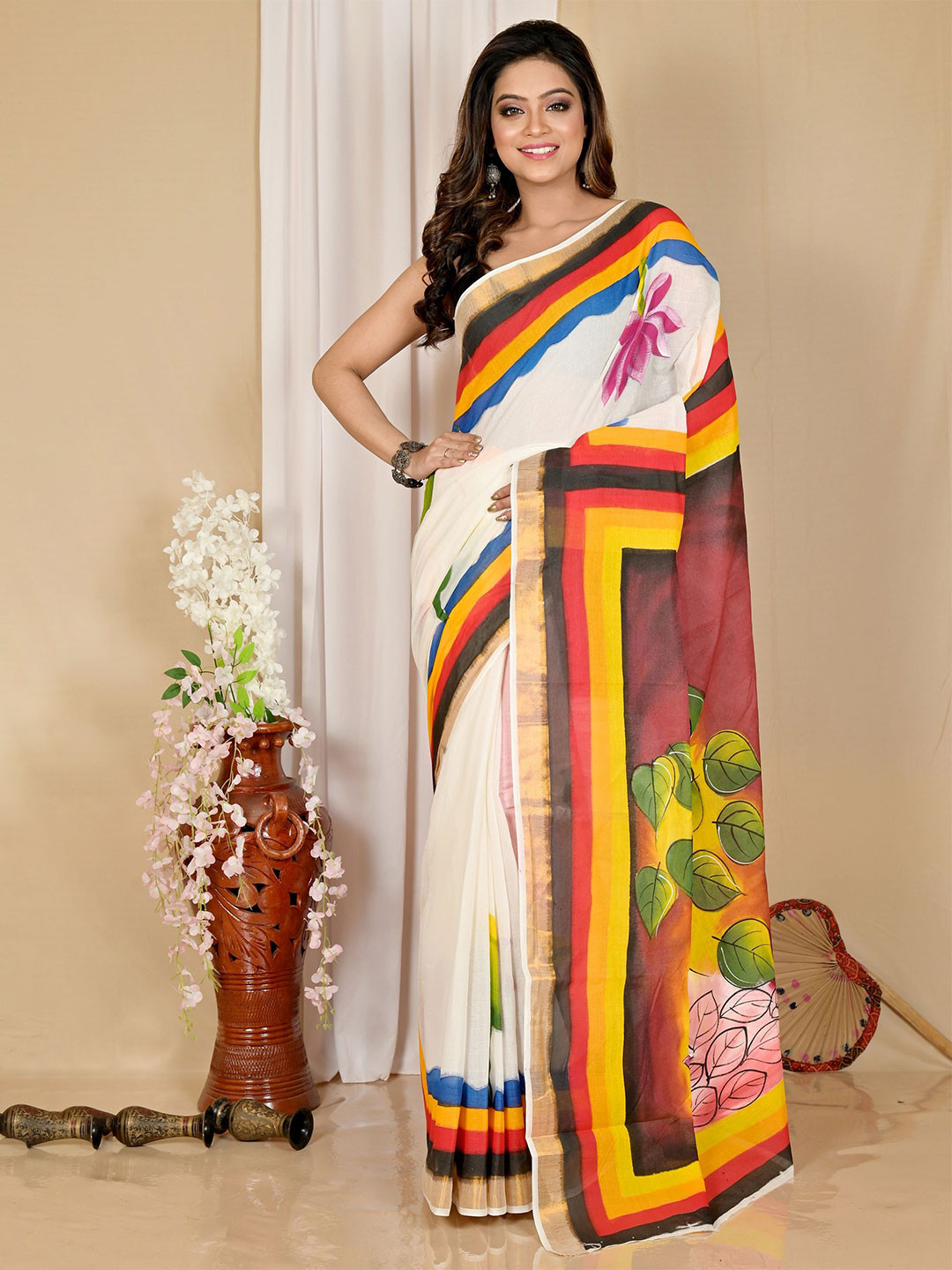 

DipDiya Floral Printed Zari Pure Cotton Taant Saree, White