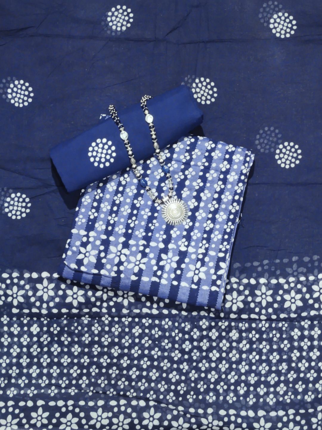 

Farooq Dyeing Floral Printed Pure Cotton Unstitched Dress Material, Navy blue