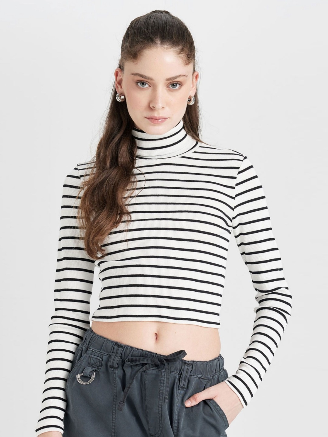 

DeFacto Women Striped Turtle Neck Crop T-shirt, White