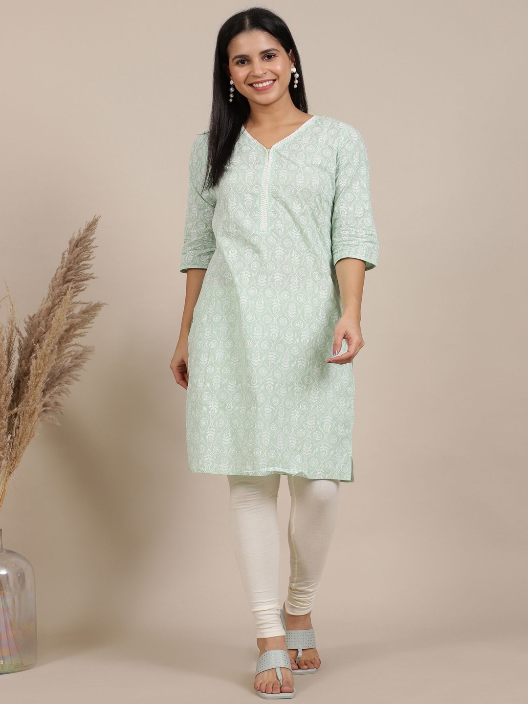 

AURELIA Ethnic Motifs Printed V-Neck Pure Cotton Kurta With Legging, Green