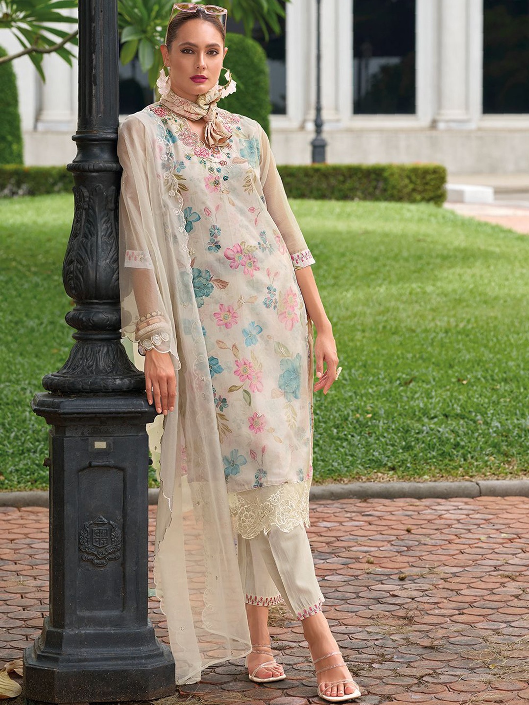 

HOUSE OF PARAL Floral Printed Thread Work Straight Kurta with Trouser & Dupatta, White