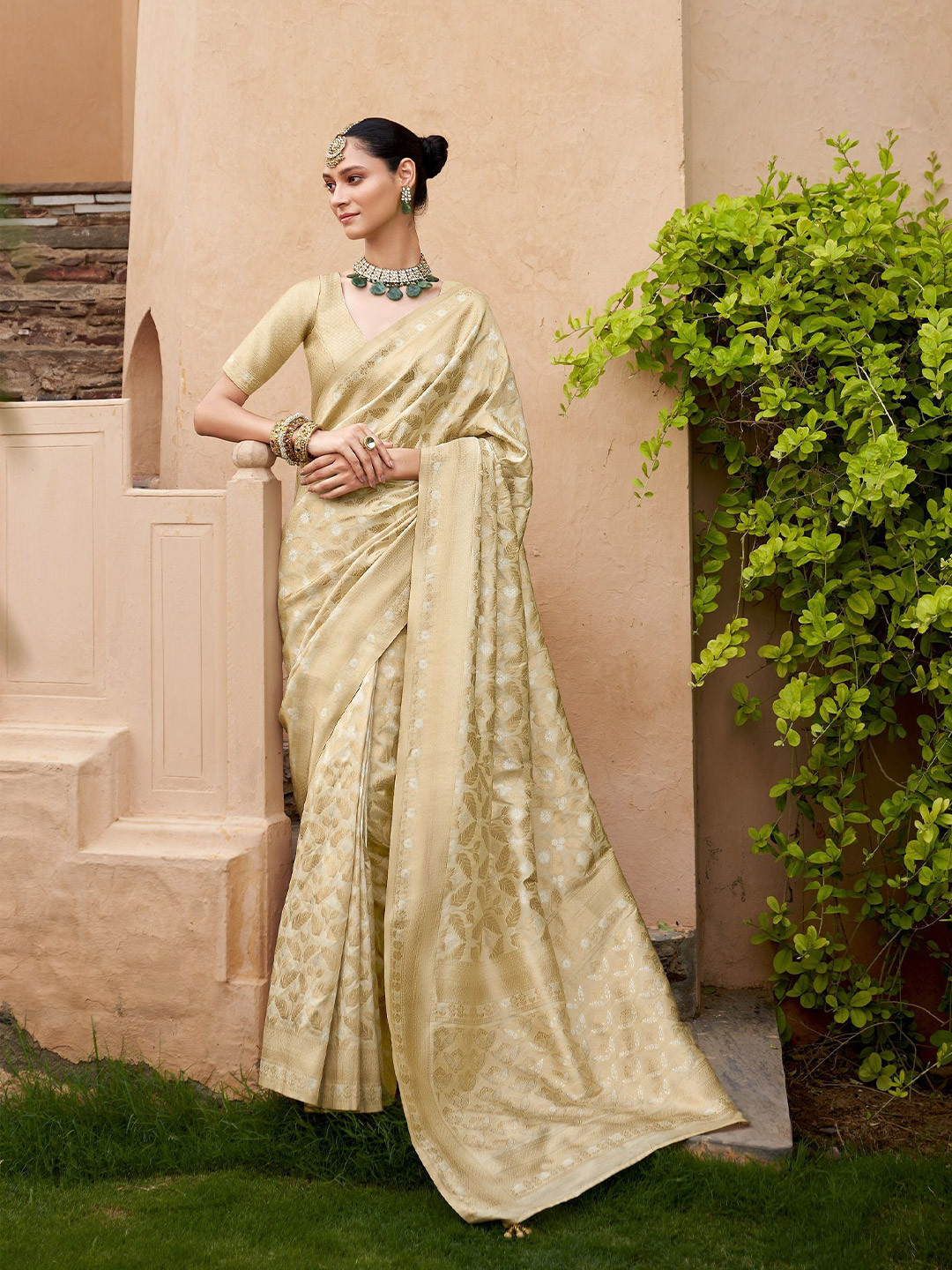 

MAHALASA Woven Design Zari Pure Silk Banarasi Saree, Beige