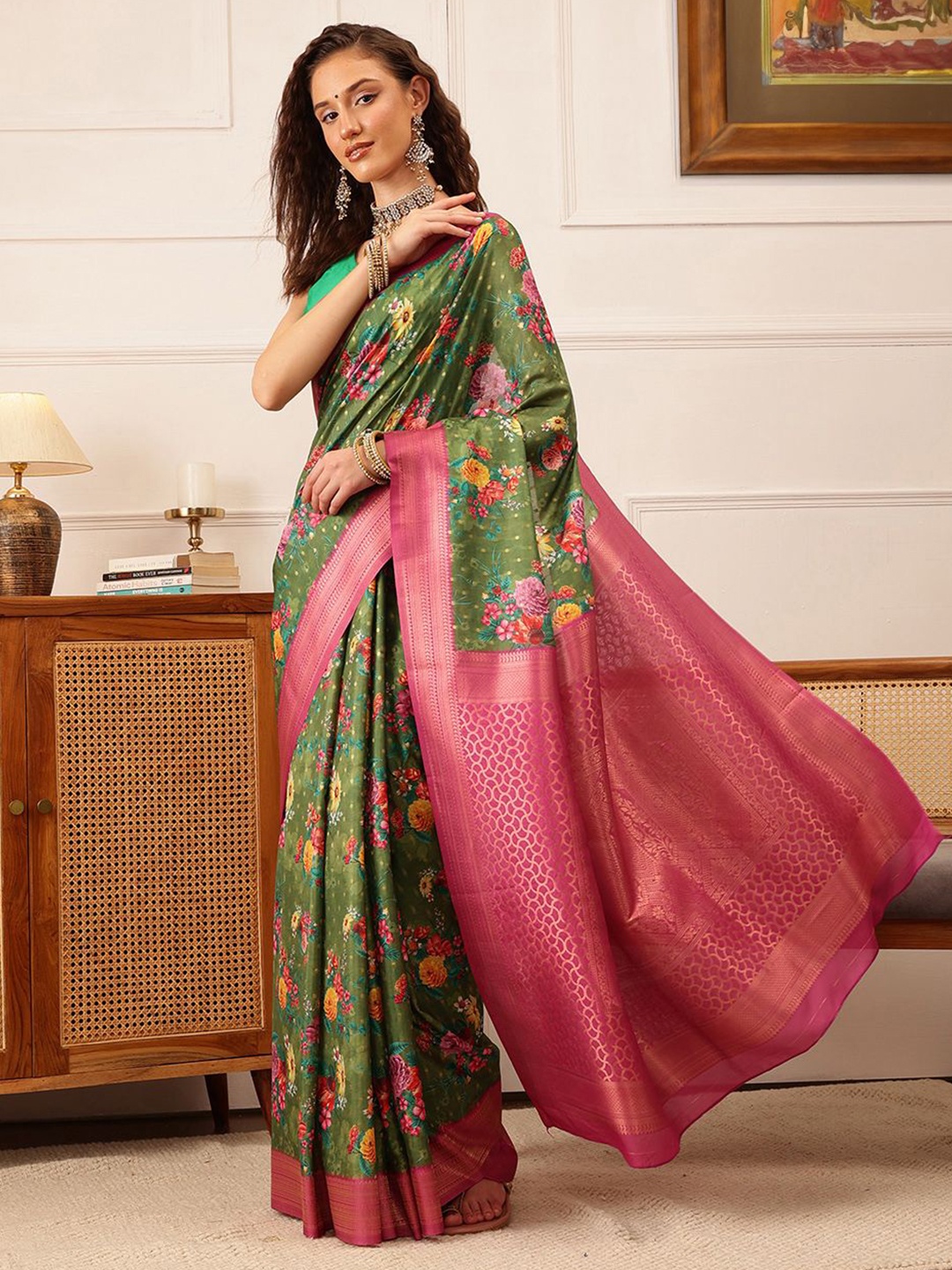 

DIVASTRI Floral Digital Printed Woven Border & Pallu Crepe Saree, Green